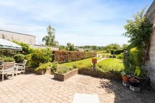 <p>Bent u op zoek naar een ruime gezinswoning met tal van mogelijkheden? Dan is deze woning in de Onkerzelestraat 323 te Geraardsbergen zeker een bezoek waard.</p>

<p>Bij het binnenkomen wordt u verwelkomd in een aangename leefruimte met aansluitend een gezellige veranda, waar u het hele jaar door kunt genieten van het prachtige uitzicht op de tuin. Dankzij de <strong>zuidgerichte tuin en het zonnige terras</strong> geniet u hier optimaal van het buitenleven. De ruime tuin beschikt bovendien over een charmante <strong>boomgaard</strong>, een heerlijke plek voor jong en oud.</p>

<p>De woning telt <strong>3 volwaardige slaapkamers</strong> en <strong>2 badkamers</strong>. De masterbedroom biedt extra comfort dankzij een <strong>eigen dressing</strong> en een <strong>ensuite badkamer</strong>, waardoor u geniet van alle privacy.</p>

<p>Een absolute troef van deze eigendom is de <strong>dubbele toegang</strong>. Vooraan bereikt u de woning via de voordeur of de garage. Achteraan beschikt het perceel over een <strong>aparte oprit met een tweede garage</strong>, ideaal voor extra parkeergelegenheid, het stallen van een mobilhome of aanhangwagen, een hobbyruimte of een vlotte toegang tot de tuin.</p>

<p>Ook op energetisch vlak zit u goed dankzij een <strong>EPC-label C</strong>, waardoor u geen onmiddellijke renovatieverplichting heeft.</p>

<p>Kortom, deze woning combineert ruimte, comfort, een praktische indeling en een uitzonderlijke bereikbaarheid met een prachtige tuin op een interessante ligging in Geraardsbergen.</p>

<p>Interesse? Neem vandaag nog contact met ons op en ontdek zelf alle troeven van deze woning tijdens een bezoek.</p>