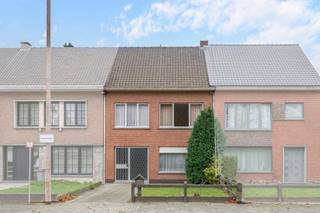 Deze goed onderhouden en te renoveren woning biedt u op het gelijkvloers een grote inkomhal/kleine garage, een lichtrijke living, een keuken, een badkamer met douche, lavabo en toilet en een ruime berging/wasplaats. Op de eerste verdieping zijn er 3 grote slaapkamers en een berging. Grote zolder met schuiftrap waar eventueel nog extra kamers kunnen gemaakt worden. Ruime stadstuin. Oprit voor de woning. De ramen zijn voorzien van enkele beglazing. Centrale verwarming op stookolie. Dankzij de uiterst gunstige en rustige ligging geniet u hier van een optimaal wooncomfort. Goede verbinding naar E17 en N41. Ontdek samen met ons het potentieel van deze solide, te renoveren woning met 3 slaapkamers en tuin.