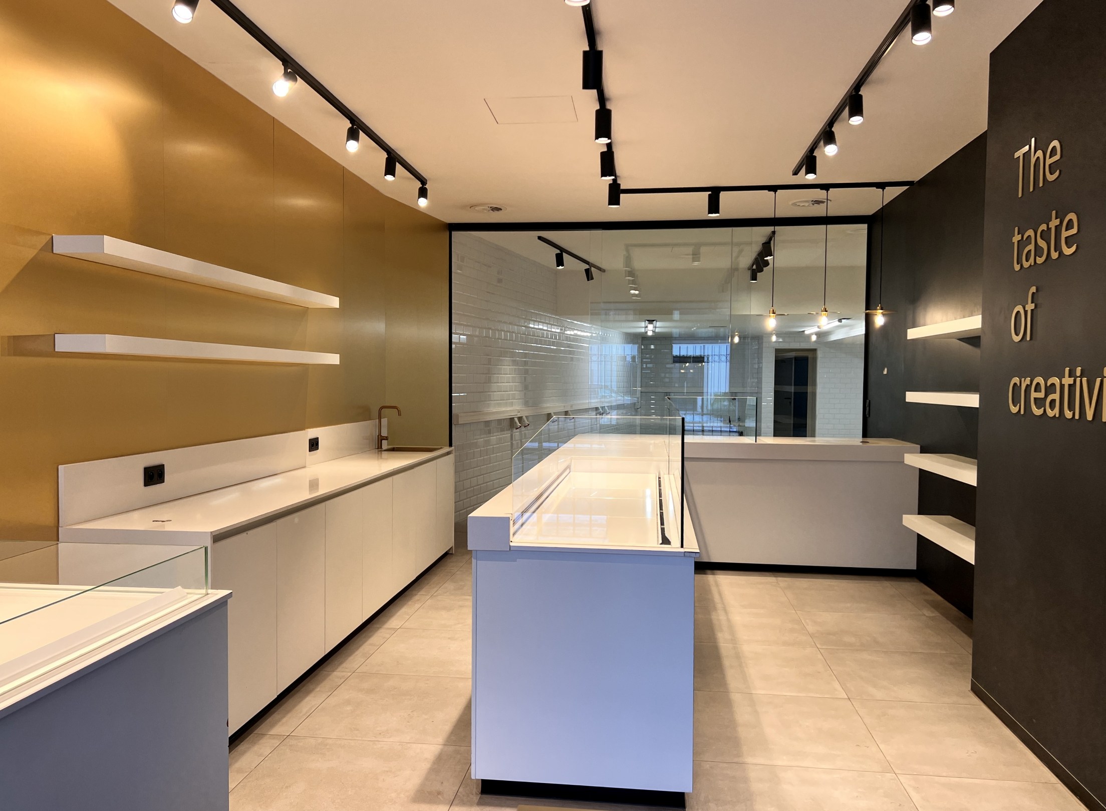 Local commercial d'environ 170 m² situé dans le meilleur emplacement avec une excellente visibilité. - photo 2