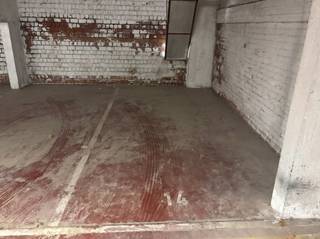 De staanplaats (nr. 14) is ondergronds gelegen onder de residentie "Marina Beach", Zeedijk 34 te Middelkerke. De ondergrondse garage is te bereiken via de Roger de Grimberghestraat, en is gelegen aan de Zeedijk met het centrum op wandelafstand.Afmetingen:- Breedte: 2,40m- Lengte: 5,30mTroeven: - Aan de Zeedijk- Centrale ligging - Afgesloten ingangInteresse in deze staanplaats te Middelkerke? Contacteer ons vandaag nog voor uw bezoek!Bestuursmaatregelen in het maatregelenregister: nee