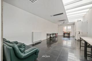 TE KOOP: een zeer ruime praktijkruimte van 342 m², gelegen op een uitstekende locatie nabij de Stationsstraat te Sint-Niklaas, in een...