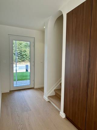 In de gegeerde en residentiële wijk Ter Elst vlakbij IMEC en Gasthuisberg bevindt zich deze alleenstaande villa, die met bijzonder veel aandacht voor kwaliteit en detail in 2026 volledig werd gerenoveerd. De woning combineert een stijlvolle, hedendaagse uitstraling met hoogwaardige materialen, een uitstekende energieprestatie (EPC A) en een bijzonder aangenaam wooncomfort. Dankzij onder meer een warmtepomp, zonnepanelen en een ventilatiesysteem D is de woning bovendien uitgerust met moderne en energiezuinige technieken.<br />Bij binnenkomst wordt u verwelkomd in een lichtrijke inkomhal met ingemaakte kasten en een gastentoilet. De woning beschikt over een bijzonder ruime en indrukwekkend afgewerkte keuken, waar hoogwaardige materialen centraal staan. De prachtige natuursteen, verfijnde gouden accenten en stijlvolle afwerking zorgen voor een luxueuze uitstraling, terwijl er voldoende ruimte is voor een ruime eettafel. Aansluitend bevindt zich de royale leefruimte, die dankzij de grote raampartijen geniet van een aangename lichtinval en rechtstreeks toegang biedt tot de tuin.<br />Op de eerste verdieping bevinden zich drie slaapkamers, waaronder een slaapkamer met aansluitende badkamer. Daarnaast beschikt deze verdieping over een tweede badkamer, uitgerust met een ligbad, en een afzonderlijk toilet.<br />De tweede verdieping biedt nog twee volwaardige slaapkamers en een aparte technische ruimte. Hierdoor beschikt de woning in totaal over vijf slaapkamers. <br />Tevens inpandige garage en kelder aanwezig. <br />Achteraan bevindt zich een volledig aangelegde tuin met een gezellig terras, een heerlijke plek om in alle rust en privacy te genieten van het groen.<br />De woning werd doorheen het hele traject hoogwaardig afgewerkt, met onder meer stijlvolle parketvloeren, kwalitatieve maatkasten en oog voor de kleinste details. De combinatie van ruimte, licht, hoogwaardige materialen, vloerverwarming, hedendaagse technieken en de uitstekende EPC-score A maakt van deze villa een bijzonder aantrekkelijke en instapklare gezinswoning in een gegeerde woonomgeving.