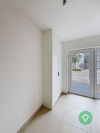 Deze prachtige woning is gelegen in het rustige Ichtegem en beschikt over een tuin en een gezellig terras waar je heerlijk kunt genieten van de buitenlucht. De woning is voorzien van een garage waar je uw auto veilig kunt parkeren.<br /><br />Indeling gelijkvloers: Inkom - toilet - woonkamer - berging - keuken - tuin - terras en afzonderlijke garage.<br /><br />Indeling eerste verdieping: nachthal - badkamer - 3 slaapkamers - dressing - toilet<br /><br />EPC: woning in aanbouw <br /><br />Prijzen zijn exclusief aansluitingskosten, exclusief kosten EPB en opmetingskosten, exclusief registratierechten op de grondwaarde en exclusief BTW op de constructiewaarde. <br /><br />6% BTW mogelijk indien voldaan aan de voorwaarden.