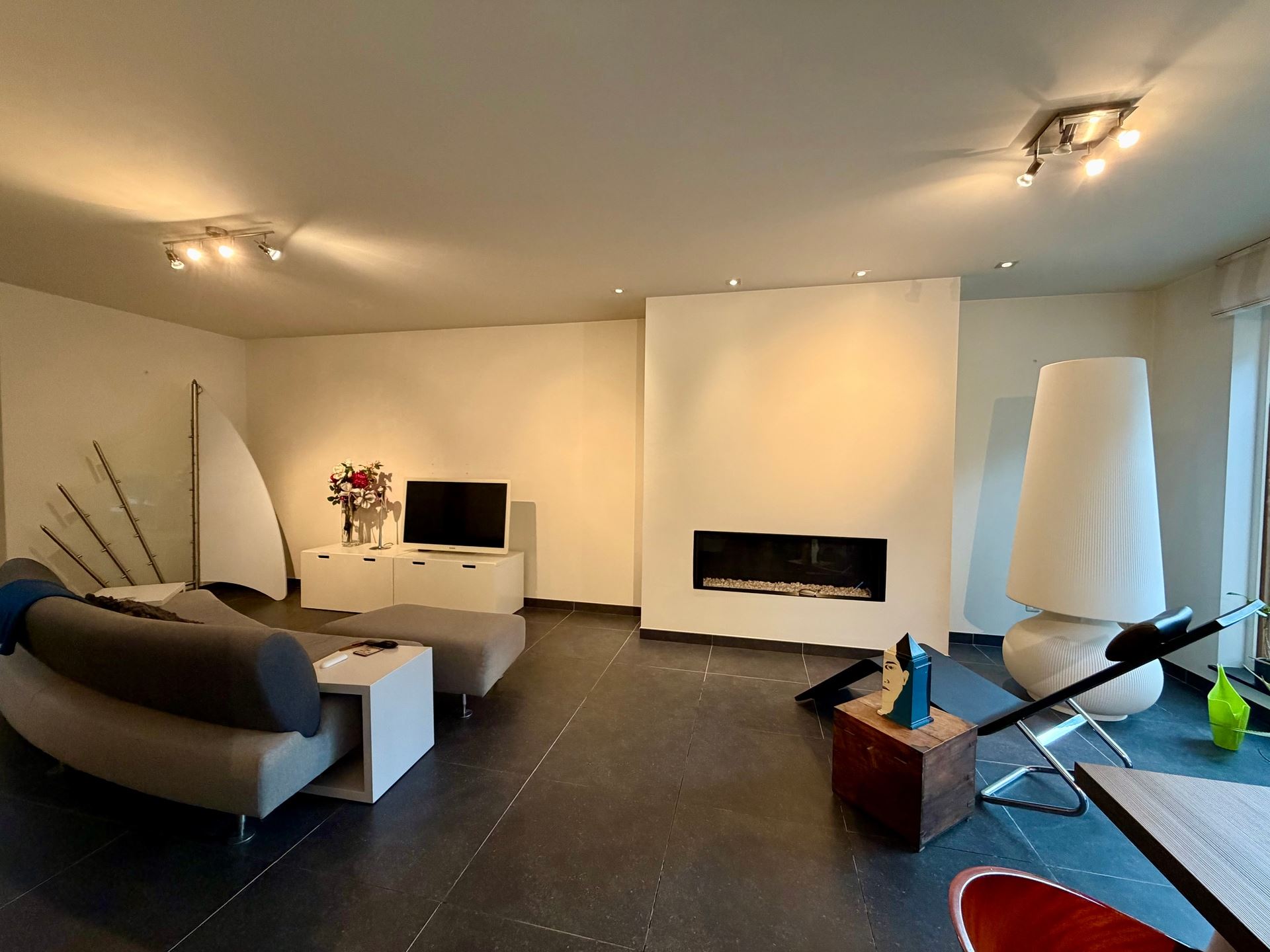 Ruim wonen op een toplocatie in Lanklaar met alle comfort, 2 terrassen en garagebox inbegrepen. - foto 5