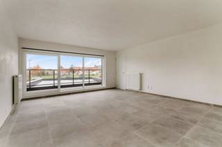 Modern nieuwbouwappartement te koop in Izegem, ideaal gelegen op een centrale en vlot bereikbare locatie. <br /><br />Het appartement wordt verkocht in zijn huidige staat, waardoor u nog alle vrijheid heeft om de keuken en badkamer volledig naar eigen smaak af te werken en de indeling verder zelf te bepalen. Dit biedt een unieke kans om een appartement volledig op maat te creëren. <br /><br />Er is bovendien de mogelijkheid om aan het verlaagde 6% BTW-tarief aan te kopen (mits voldaan aan de wettelijke voorwaarden). <br /><br />Optioneel kan een garage worden bijgekocht om uw wooncomfort verder te verhogen. Dit energiezuinige nieuwbouwappartement is perfect voor wie op zoek is naar een toekomstgerichte investering of een thuis die helemaal afgestemd is op persoonlijke wensen. Neem gerust contact op voor meer informatie of een bezoek.