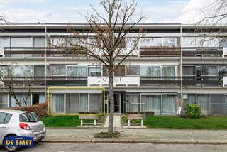 Dit appartementsgebouw bevindt zich in een woonwijk met een vlotte verbinding naar de belangrijke invalswegen richting Antwerpen en Brussel.
Haar strategische ligging resulteert dan ook in een prima mobiscore van 8.3/10.
Het te vernieuwen appartement zelf is gelegen op het gelijkvloers (zonder lift).
U komt rechtstreeks terecht in de woonkamer met vooraan de eenvoudig ingerichte keuken
Centraal bevinden zich het apart toilet en de ingerichte badkamer met zitbad + douchescherm, lavabo & de condenserende gasketel.
De twee slaapkamers en de gemeenschappelijke tuin zijn achteraan gelegen.
De maandelijkse provisie bedraagt € 150 voor o.a. het onderhoud en de elektriciteit van de gemeenschappelijke delen, het individueel water- & gasverbruik, de blokpolis en de syndicus.
Het individueel elektriciteitsverbruik is hier niet inbegrepen.
Neemt u gerust contact op met ons kantoor om een plaatsbezoek in te plannen!