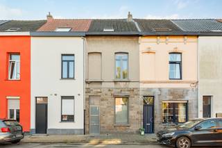 <p><span>Deze <strong>gezellige</strong> <strong>lichtrijke</strong> <strong>stadswoning</strong> is gelegen in de rustige Halvemaanstraat te Sint-Amandsberg. Een bijzondere troef is daarbij de uitstekende ligging, op slechts enkele minuten van Gent. In de nabije omgeving vindt u tal van winkels, scholen, openbaar vervoer en andere voorzieningen.<br /><br />De woning weet te charmeren met haar <strong>hoge plafonds</strong> en open karakter, waarbij de leefruimte, keuken en eetplaats mooi op elkaar aansluiten. Achteraan bevindt zich een <strong>zonnige stadskoer</strong>, een aangename plek om buiten te vertoeven.<br /><br />De woning bevat <strong>2 slaapkamers</strong> en een <strong>extra polyvalente ruimte</strong> die perfect als bureaukamer, dressing of hobbykamer kan dienen. De tweede verdieping is volledig gewijd aan</span><span> een <strong>indrukwekkende en zeer ruime tweede slaapkamer</strong>. De authentieke dakconstructie en zichtbare houten balken komen hier prachtig tot hun recht wat zorgt voor karakter en een warme sfeer.<br /><br /><span><span><strong>Interesse?<br /></strong>Contacteer<strong> Stijn Baillière</strong> via<strong> 0473 181 787 </strong>of <strong>stijn@valorvastgoed.be </strong>voor bijkomende informatie of een bezichtiging.</span></span><br /></span></p>