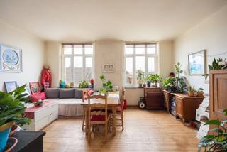 Licht, karakter en vooral heel veel potentieel. Op de vijfde verdieping van een statig gebouw in art-decostijl bevindt zich dit te renoveren appartement: een mooie opportuniteit voor wie op zoek is naar een karaktervol stadsappartement om volledig naar eigen smaak vorm te geven.
Supercentraal en toch rustig wonen
De Isabellalei combineert het beste van twee werelden: rustig wonen met alles wat de stad te bieden heeft binnen handbereik. De Lange Leemstraat, winkels, supermarkten en het Sint-Vincentiusziekenhuis liggen vlakbij, terwijl je voor koffie, ontbijt of lunch terechtkunt bij leuke adresjes zoals Barchel, 22b en de PAKT site.
Ook aan groen geen gebrek. Het appartement ligt mooi tussen twee geliefde stadsparken: het levendige Stadspark en het statige Harmoniepark. Het centrum is vlot bereikbaar, net als het openbaar vervoer en de belangrijkste uitvalswegen.
Een authentieke basis met veel mogelijkheden
Via de centrale inkomhal kom je vooraan in de lichtrijke leefruimte, waar living en eetkamer samen één aangename ruimte vormen. De grote raampartijen laten hier volop natuurlijk licht binnen en geven de ruimte een open gevoel.
Aan de achterzijde bevinden zich de slaapkamer, keuken en badkamer.
Het appartement is te renoveren, maar beschikt over een bijzonder charmante basis. De authentieke parketvloer, grote ramen en karaktervolle elementen bieden alle ingrediënten om hier met een doordachte renovatie een prachtig stadsappartement van te maken.
Het appartement is momenteel verhuurd. Meer informatie over de huursituatie is beschikbaar op aanvraag.
Een plek met een eigen karakter en een sterke basis, klaar voor een nieuw hoofdstuk.