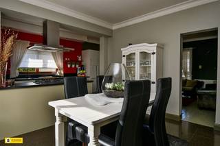 Welkom in dit charmante huis in Herenthout, een parel met een bruikbare oppervlakte van 145m² op een perceel van 185m². Deze woning biedt twee...