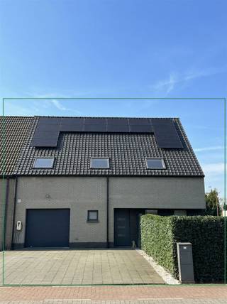 Moderne, perfect onderhouden halfopen bebouwing die comfort, kwaliteit en luxe moeiteloos combineert. De woning verwelkomt je met een dubbele...