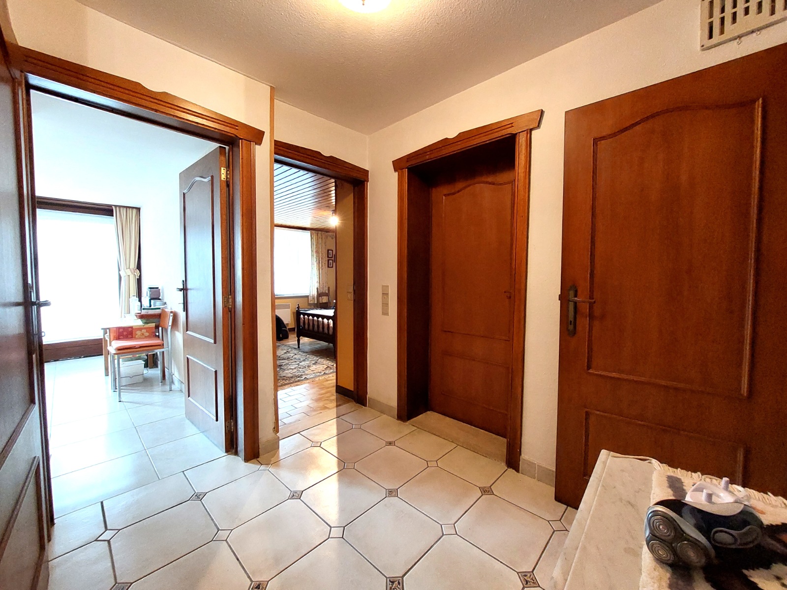 Grote bel etage woning met 5 slaapkamers, garage en zuid gerichte tuin te Bredene. - photo 3