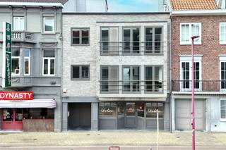 In het centrum van Deinze wordt dit verzorgd en instap klaar handelspand met duplex appartement aangeboden. Deze eigendom vormt een...