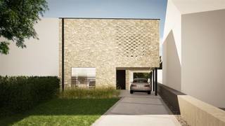<p><span>Exclusieve nieuwbouwwoning met luxe-afwerking te koop in Bilzen (Meershoven)</span></p><p><span>Op een uitstekende ligging, vlak bij het centrum van Bilzen, bevindt zich deze unieke nieuwbouwwoning waar architectuur, ruimte en luxe perfect samenkomen.</span></p><p><span>Bij het betreden van de woning word je verwelkomd in een ruime inkomhal met gastentoilet. De lichtrijke leefruimte met indrukwekkende vide creëert een open en luchtig gevoel en biedt een prachtig zicht op de tuin. Aansluitend bevindt zich een praktische berging.</span></p><p><span>Via de stijlvolle, zwevende trap bereik je het niveau -1, waar de moderne keuken en eetruimte zich bevinden. Deze staan in directe verbinding met de tuin, wat zorgt voor een aangename woonbeleving. Daarnaast is er een aparte bureauruimte, ideaal voor een vrij beroep of thuiswerk, aangevuld met extra bergruimte.</span></p><p><span>Op de eerste verdieping bevinden zich drie volwaardige slaapkamers. De master bedroom beschikt over een dressing en een gezellig terras aan de voorzijde. Verder vind je hier een elegante badkamer en een bijkomende berging.</span></p><p><span>Met een totale bruto vloeroppervlakte van maar liefst 289 m² biedt deze woning uitzonderlijk veel ruimte en mogelijkheden. Dankzij het doordachte ontwerp is deze woning perfect voor wie wonen en werken wil combineren.</span></p><p><span>Troeven van deze woning</span></p><ul><li><span>Uniek architecturaal ontwerp met vide </span></li><li><span>Luxe-afwerking en hoogwaardige materialen </span></li><li><span>Zwevende trap als eyecatcher in de leefruimte </span></li><li><span>Zeer ruime en lichtrijke indeling </span></li><li><span>Ideaal voor combinatie wonen/werken </span></li></ul><p><span>Flexibele afwerking</span></p><p><span>De woning is beschikbaar in:</span></p><ul><li><span>Casco+</span><span> (wind- en waterdicht, inclusief technieken en chapewerken) </span></li><li><span>Volledig afgewerkt</span><span>, inclusief keuken, badkamer, vloeren en binnendeuren </span></li></ul><p><span>Je geniet bovendien van maximale inspraak in de afwerking en indeling, begeleid door een persoonlijke klantenbegeleider.</span></p><p><span>Voorziene afwerking (bij volledige afwerking)</span></p><ul><li><span>Keramische tegels 80 x 80 </span></li><li><span>Laminaatvloeren in de slaapkamers </span></li><li><span>Keukenbudget: €17.151 incl. btw (o.a. Siemens-toestellen, granieten werkblad) </span></li><li><span>Badkamerbudget: €9.988 incl. btw </span></li><li><span>Budget voor binnendeuren inbegrepen </span></li></ul><p><span>Extra voordeel:</span><span> momenteel geniet je van </span><span>50% korting op de zwevende trap en de plaatsing ervan</span><span>.</span></p><p><span>Interesse? Plan vandaag nog je bezoek en ontdek jouw nieuwe thuis in Meershoven. Neem contact met ons op via 089/50.35.85 of via info@immopa.be</span></p><p><span> </span></p>
