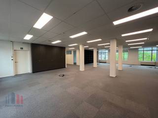 Bureaux prêts à l'emploi de 521m² à louer à 2 km du centre de Gand et à 2 minutes de l'autoroute E17-E40.<br /><br />L'espace de bureau est équipé de salles de réunion/bureaux, cuisine, air conditionné, ventilation, ... Il y a également beaucoup de lumière naturelle. Nombreuses possibilités de parking à proximité du bâtiment. Disponible immédiatement.  Ce loyer comprend les provisions pour les dépenses communes et privées.<br /><br />Etablissez votre entreprise sur ce site unique, contactez PANORAMA pour plus d'informations ou une visite sans engagement au 0477 44 39 30.