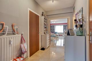 Dit goed onderhouden appartement (89m²) kent een gunstige ligging nabij winkels, openbaar vervoer en belangrijke invalswegen.Indeling van het appartement:- Ruime woonkamer- Ingerichte keuken- Badkamer met ligbad en dubbele lavabo- 2 volwaardige slaapkamers- Gastentoilet- Terras achteraan- Kelder op het gelijkvloersMogelijkheid tot aankoop van de garage (+ 20.000 euro)Extra troeven:- Het dak werd in 2021 vernieuwd- Verwarming op gas met calorimeters- Individuele tellers voor nutsvoorzieningen- Dubbele beglazing- Lage gemene lasten (geen syndicus en geen lift aanwezig)- Vernieuwde badkamer en keukenMeer info en/of een bezoek gewenst? Neem dan snel contact op met onze makelaar Vicky op: 0472 18 40 06.Bestuursmaatregelen in het maatregelenregister: in aanvraag