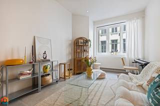 Op een uitstekende locatie in Mechelen bevindt zich dit energiezuinig, kwaliteitsvol afgewerkt gelijkvloers appartement met 1 slaapkamer en stadstuin. U bevindt zich hier op wandelafstand van winkels, scholen en het openbaar vervoer. Toch geniet u hier van een uitstekende bereikbaarheid, vlakbij belangrijke invalswegen en oprit E19 richting Antwerpen of Brussel.<br /><br />De ruime leefruimte kunt u inrichten met een aparte zithoek en eetplaats. Hier is de prachtige keuken mooi geïntegreerd in het geheel en voorzien van uiterst kwalitatieve toestellen. U geniet hier ook van veel lichtinval door de grote raampartij. Het appartement beschikt daarnaast ook over een slaapkamer met ingebouwde kast voor de wasmachine. Aansluitend kan men de badkamer vinden, deze is uitgerust met lavabo, toilet en inloopdouche. In de leuke zuidgerichte stadstuin kunt u steeds in alle rust en privacy genieten van het mooie weer.<br /><br />De gemeenschappelijke maandelijkse kosten bedragen amper 35 euro. Dit prachtige appartement heeft tevens ook een privatieve kelder en een gemeenschappelijke (fietsen)berging.<br /><br />Dit is een uitstekende opportuniteit als u op zoek bent naar een energiezuinig gelijkvloers appartement met stadstuin in Mechelen. Contacteer ons voor meer informatie op 0473/38.29.40 of via info@boonstravastgoed.be.<br /><br />Bijzonderheden:<br />- Zuidgerichte stadstuin<br />- Energiezuinig appartement ( EPC B)<br />- Uitstekende locatie