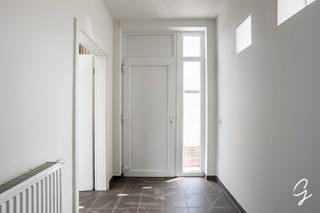 TE KOOP in Oudenaarde<br /><br />Op zoek naar een moderne woning waar comfort en ruimte mooi samenkomen? Deze aangename woning uit 2010 combineert een praktische indeling met veel natuurlijk licht en een bijzonder ruim terras.<br /><br />Via de inkomhal, voorzien van een apart gastentoilet, kom je in de leefruimte. Dankzij de grote raampartijen geniet je hier van een aangename lichtinval. De open, volledig geïnstalleerde keuken sluit naadloos aan op de leefruimte en vormt het ideale hart van de woning. Aansluitend is er een praktische berging met aansluitingen voor wasmachine en droogkast.<br /><br />Op de eerste verdieping bevinden zich twee ruime, volwaardige slaapkamers, een tweede apart toilet en een comfortabele badkamer met zowel een ligbad als een douche.<br /><br />De absolute troef van deze woning is ongetwijfeld het terras van maar liefst +45 m². Via het grote schuifraam stap je rechtstreeks vanuit de leefruimte naar buiten, waar je volop kunt genieten van ruimte en zonnige dagen. Bovendien beschikt het terras over een ruime, afgesloten buitenberging, ideaal voor het veilig stallen van meerdere fietsen.<br /><br />Een private parkeerplaats zorgt bovendien voor extra comfort.<br /><br />Kortom: een moderne, instapklare woning met een uitzonderlijk groot terras en alle comfort die je vandaag zoekt. Een bezoek is absoluut de moeite waard!<br /><br />Richtprijs: 298.000€<br /><br />Contacteer Ruben via e-mail: ruben@cornelis-goeman.be of via de website van Cornelis Goeman.