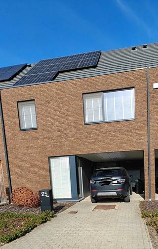 Ontdek deze instapklare woning met 3/ 4 slaapkamers, gelegen op een perceel van 225m². Met een uitstekende EPC-score A (33 kWh) is deze woning niet alleen comfortabel, maar ook energiezuinig. <br />Op het gelijkvloers baadt de leefruimte in natuurlijk licht, dankzij de grote ramen die uitkijken op de tuin. De open keuken is modern en functioneel, perfect voor kookliefhebbers en heeft een praktische berging. Verder is er een bureau en een toilet.<br />De woning beschikt over drie slaapkamers op de 1e verdieping, ideaal voor gezinsleden of als extra werkruimte. De badkamer is stijlvol afgewerkt en biedt alle comfort met een ruime inloopdouche en een apart toilet.<br />Op de 2e verdieping is een volledig afgewerkte polyvalente ruimte die makkelijk als vierde slaapkamer gebruikt kan worden.<br /><br />De woning werd volledig geschilderd in april 2026, wordt verwarmd met een warmtepomp, heeft een waterverzachter en beschikt over 20 zonnepanelen.<br /><br />Buiten geniet u van een aangename tuin met de hele dag zon en vooraan beschikt de woning over een carport / oprit geschikt voor 2 wagens.<br />De woning biedt een uitstekende kans voor wie op zoek is naar een instapklare gezinswoning op een toplocatie in een kindvriendelijke buurt.