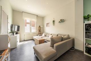 <div><div><div><div><div><div><p>Op zoek naar een instapklare woning met karakter, ruimte en een uitstekende ligging? Dan is deze volledig gerenoveerde gezinswoning precies wat u zoekt. Met een bewoonbare oppervlakte van <strong>165 m²</strong>, <strong>vier volwaardige slaapkamers</strong> en een zonnige oostgerichte tuin combineert deze woning ruimte, comfort en een warme thuisgevoel.</p><p>Bij het binnenkomen springt meteen het uitzonderlijke ruimtegevoel in het oog. De <strong>imposante plafondhoogtes</strong> in de woonkamer, eetkamer en keuken zorgen samen met de overvloedige lichtinval voor een open en luxueuze woonbeleving die zelden voorkomt. De leefruimte vloeit naadloos over in de ruime keuken, die uitkijkt op het terras en de gezellige tuin – de ideale plek om in alle rust te genieten met familie en vrienden. Daarnaast beschikt de woning over een praktische berging, een stijlvolle badkamer met inloopdouche en twee afzonderlijke toiletten.</p><p>Op de verdiepingen bevinden zich vier ruime slaapkamers, perfect voor een gezin, thuiswerk of hobbyruimte. Dankzij de kwalitatieve renovatie verkeert de woning in uitstekende staat en is ze volledig instapklaar.</p><p>De woning geniet bovendien van een centrale ligging met winkels, scholen, openbaar vervoer, horeca en belangrijke invalswegen op wandelafstand. Hier woont u rustig, met alle dagelijkse voorzieningen binnen handbereik.</p></div></div></div></div><div> </div></div></div>