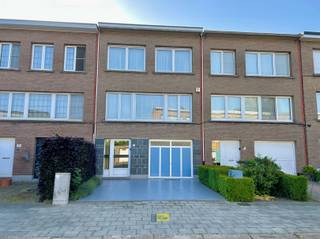  Deze uitstekend gelegen woning in Ekeren biedt een ideale combinatie van een praktische indeling en aangenaam wonen. Het pand beschikt over een...