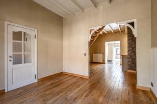 Deze charmante en instapklare woning is gelegen in de Raverschootstraat te Eeklo en biedt een aangename woonomgeving met alle comfort.<br /><br />Dankzij de centrale ligging bevinden winkels en voorzieningen zich op wandelafstand, wat zorgt voor een vlotte en praktische levensstijl.<br /><br /><strong>Ligging</strong><br /><br />De woning geniet van een centrale ligging in Eeklo, vlakbij winkels, openbaar vervoer en andere dagelijkse voorzieningen. Ideaal voor wie comfortabel en bereikbaar wil wonen.<br /><br /><strong>Indeling van de woning</strong><br /><br />Bij het betreden van de woning komt u in de inkomhal met gastentoilet. Verder vindt u een gezellige eetkamer en een lichtrijke woonkamer die naadloos aansluiten op de ingerichte keuken met ontbijthoek. Op het gelijkvloers bevindt zich eveneens een badkamer met douche, een technische ruimte, een praktische berging en een extra kamer die perfect kan dienen als slaapkamer of bureau. Het zonnige, zuidgerichte koertje vormt een aangename buitenruimte om tot rust te komen.<br /><br />Op de verdieping zijn er twee slaapkamers, waarvan één uitgerust is met ingemaakte kasten en een wastafel. Daarnaast is er nog een afzonderlijk toilet aanwezig.<br /><br /><strong>Extra troeven</strong><br /><br />✅ Instapklare woning<br />✅ Zonnig, zuidgericht koertje<br />✅ Centrale ligging nabij winkels<br />✅ EPC-label C<br />✅ Extra kamer op het gelijkvloers (slaapkamer/bureau)<br /><br /><strong>Bezoek steeds na afspraak!</strong>