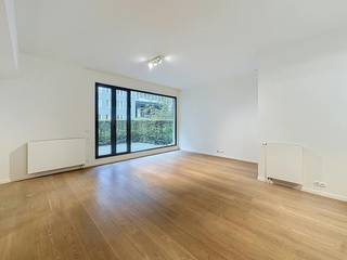 Brussel: Up-Site-residentie – Met een bewoonbare oppervlakte van 125 m², drie volwaardige slaapkamers, twee badkamers, een privéterras van 40 m², een privatieve kelderberging en een ondergrondse parkeerplaats biedt dit pand een zeldzame combinatie van ruimte, comfort en woonkwaliteit op de huurmarkt.<br /><br />Indeling:<br />- Ruime en lichtrijke leefruimte die uitgeeft op een terras van 40 m², dat gedurende een groot deel van het jaar een echte extra leefruimte vormt.<br />- Grote, volledig uitgeruste keuken, ideaal voor kookliefhebbers, voorzien van kwalitatieve Miele-toestellen.<br />- 3 lichtrijke slaapkamers met grote raampartijen.<br />- 2 moderne badkamers.<br />- Zonnig terras van 40 m².<br />- 2 toiletten, waarvan één gastentoilet.<br />- Privatieve kelderberging.<br />- Parkeerplaats<br /><br />Extra's:<br />- EPC: C<br />- Provisie van € 250 voor gemeenschappelijke lasten, onderhoud, verwarming en warm water.<br />- Elektriciteit en koud water zijn individueel ten laste van de huurder.<br />- Het appartement wordt volledig opnieuw geschilderd<br /><br />Ligging:<br />Het appartement is gelegen in de prestigieuze Up-Site-residentie.<br /><br />Op wandelafstand vindt u onder meer:<br />- Tour & Taxis, met restaurants, evenementen en het park;<br />- Talrijke winkels en supermarkten;<br />- Openbaar vervoer (tram, bus en metro);<br />- Het station Brussel-Noord en het historische stadscentrum;<br />- Een ideale locatie die de dynamiek van de stad combineert met de rust van een moderne residentiële omgeving.<br /><br />Beschikbaar vanaf 01/10/2026!