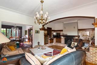 Op een uitstekende locatie te Sint-Katelijne-Waver bevindt zich deze karaktervolle woning met 3 slaapkamers, garage en een bewoonbare opp. van 292 m². U geniet hier van een uitstekende ligging in de nabijheid van het Borgersteinpark en de Nekker, met een vlotte verbinding naar de belangrijkste invalswegen. <br /><br />We betreden de woning via de inkomhal met vestiaire. De ruime leefruimte met open haard geniet van veel lichtinval door de grote raampartijen. Deze kunt u inrichten met een gezellige zithoek en aparte eetplaats. Aangrenzend bevindt zich de keuken die voorzien is van de voornaamste toestellen en aansluiting biedt voor was- en droogmachine. Via de keuken heeft u toegang tot de royale veranda met apart gastentoilet. Hier heeft u een uitzicht op de tuin, waar u steeds in alle rust en privacy kan genieten van het mooie weer. De nachthal op de eerste verdieping geeft ons toegang tot een apart toilet en 2 slaapkamers, waarvan één met dressing/bureau en elk met een eigen badkamer voor optimaal comfort en privacy. De eerste badkamer is voorzien van een dubbele lavabo, douchebad en toilet. De tweede badkamer is uitgerust met een douche en lavabo. Verder vindt u hier ook nog een extra ruimte die momenteel werd ingericht als kapsalon, maar die zeker ook kan dienen als derde slaapkamer, kantoorruimte of praktijkruimte. Tenslotte beschikt de woning over een garage met rechtstreekse toegang tot de tuin en een kelder die extra bergruimte biedt.<br /><br />U bent verplicht om deze woning binnen de 5 jaar na aankoop grondig energetisch te renoveren tot minimum EPC-label D. <br /><br />Dit is een uitstekende opportuniteit als u op zoek bent naar een karaktervolle gezinswoning met heel wat potentieel op een fantastische locatie te Sint-Katelijne-Waver. Contacteer ons voor meer informatie op 0479 47 09 61 of neem een kijkje op www.boonstravastgoed.be. <br /><br />Bijzonderheden:<br />- Toplocatie<br />- 3 Slaapkamers<br />- Bewoonbare opp. van 292 m²