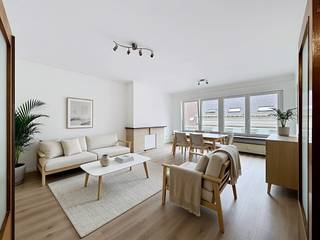 Dit tweeslaapkamer appartement centraal gelegen aan het Sint-Annaplein geniet van een prachtig uitzicht en ideale locatie.Te voet staat u in een mum van tijd in het shoppingcenter Gent Zuid, de Brabantsdam of de visserijvaart.Indeling van het appartement.Inkomhal - lichtrijke leefruimte - keuken - badkamer - gastentoilet - ruime berging - slaapkamer 1 met terras - slaapkamer 2.De gemeenschappelijke kosten onder de vorm van een provisie bedragen 150,00 euro/maand, en dienen voor het onderhoud van de gemene delen, en voor het privatief verbruik van water en verwarming.Onmiddellijk beschikbaar!