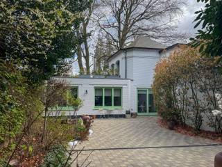 Nichée au calme en fond de parcelle dans un quartier prisé d'Uccle, cette maison atypique de 148 m² offre un cadre de vie exceptionnel.Le...