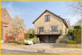 Immo Van Middelem verkoopt deze bijzonder ruime en multifunctionele woning, gunstig gelegen in een rustige woonomgeving te Dilbeek. De woning...