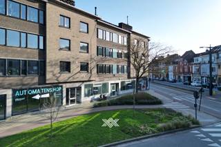 Deze veelzijdige handelsruimte van 199 m² is gelegen op het gelijkvloers in residentie Steenakker aan de Zwijnaardsesteenweg in Gent. Het pand is momenteel ingedeeld in een inkomhal, drie afzonderlijke ruimtes, een keuken, twee toiletten, twee bergingen en een technische ruimte. Deze casco andelsruimte dient een totaalrenovatie te ondergaan en kan zo volledig naar eigen smaak en goesting worden afgewerkt. Dankzij de grote raampartijen genieten de ruimtes van overvloedig daglicht en een sterke visuele aanwezigheid in het straatbeeld. <br /><br />De ligging is één van de sterke troeven van dit pand. De Zwijnaardsesteenweg is een belangrijke verbindingsas in Gent en kent de constante stroom van verkeer en passage. In de directe omgeving bevinden zich tal van voorzieningen, diensten en instituten, wat de aantrekkelijkheid en dynamiek van deze locatie versterkt. Bovendien is de bereikbaarheid uitstekend: zowel met de wagen als het met openbaar vervoer. <br /><br />EPC: C / CV op aardgas / EK niet-conform / niet-asbestveilig <br /><br />Het goed is een niet-residentiële gebouweenheid die deel uitmaakt van een groter gebouw dat niet volledig verkocht wordt. De koper is dus verplicht om ten laatste tegen 29 juni 2029 te voldoen aan de renovatieverplichting met een minimaal aantal maatregelen rond beglazing, verwarming en koeling. <br /><br />Interesse? sarie@landbergh.be of 09 278 78 79