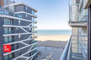 - Twee volwaardige slaapkamers<br />- Hoger verdiep<br />- Lateraal zeezicht<br />- Zongericht <br /><br /><br />In het hart van Oostende bieden we dit aangename appartement aan, gelegen op een hoger verdiep (7de) met prachtig lateraal zeezicht. Dankzij de centrale ligging geniet je van een vlotte bereikbaarheid, mooie winkelstraten en alle troeven die een kwaliteitsvolle badstad te bieden heeft.<br />Perfect als tweede verblijf, vakantiewoning of investering met mooi verhuurpotentieel<br /><br />Dit appartement combineert een mooie oppervlakte met een toplocatie in Oostende, waardoor het een kans is die je niet wil missen! <br /><br />indeling: inkom, lichtrijke woonkamer met raampartijen tot op de grond, balkon met fantastisch lateraal zeezicht, ingerichte keuken, afzonderlijk toilet, badkamer voorzien van ligbad, bidet en wastafel, twee volwaardige slaapkamers, terras achteraan. Privatieve kelderberging inbegrepen. <br /><br />EPC: 128/kWh - elektriciteit conform gekeurd <br /><br />Contacteer ons voor meer informatie of een bezichtiging ter plaatse via Immo De Beus 059 510 300. <br />