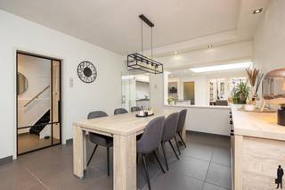 Ruime gezinswoning met 4 slaapkamers, garage en verrassend veel bergruimteDeze ruime woning combineert comfort, praktische indeling en een aangename...