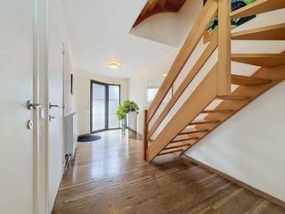 Op zoek naar een geweldige woning met ruimte, comfort én een aangename buitenruimte? Deze goed onderhouden bel-etagewoning in de Pastoor Soeteweystraat 10 in Mortsel heeft heel wat troeven in huis.<br /><br />De woning beschikt over drie slaapkamers, waardoor ze perfect geschikt is voor een gezin, maar ook mogelijkheden biedt voor wie graag een extra bureau of hobbyruimte heeft. Op het gelijkvloers bevindt zich bovendien een polyvalente ruimte die flexibel kan worden ingevuld als bureau, speelkamer, hobbyruimte, bergruimte of extra leefruimte. Kortom, een ruimte die zich moeiteloos aanpast aan jouw noden.<br /><br />Een van de absolute blikvangers is de leuke tuin. Een fijne plek om te genieten van zonnige dagen, gezellig te tafelen of simpelweg tot rust te komen. 🌿<br /><br />De woning werd goed onderhouden en biedt een aangename basis om meteen in te wonen en verder naar eigen smaak in te richten.<br /><br />Een veelzijdige bel-etagewoning met 3 slaapkamers, een praktische polyvalente ruimte en een heerlijke tuin, gelegen in Mortsel.