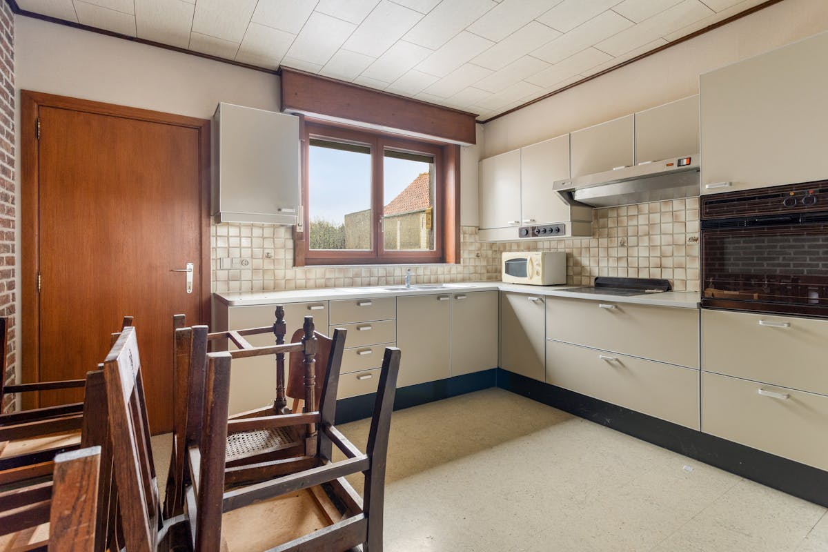 Ruime woning met tuin en garage op 380m² te Leisele. - foto 4