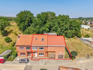 <p><span>Sint-Truiden: Charmante ruime woning met 5 slaapkamers en een enorm potentieel</span></p><p><span> </span></p><p><span>Deze aangename woning werd doorheen de jaren zeer goed onderhouden en recent gerenoveerd waardoor ook energetisch een zeer mooi resultaat behaald werd. </span></p><p><span>De woning is gelegen in het groene Sint-Truiden met faciliteiten in de nabije omgeving. </span></p><p><span>Deze woning omvat een aangename inkomhal met gastentoilet. Via de inkomhal kom je binnen in een gezellige en lichtrijke woonkamer met eetkamer en aansluitende de vernieuwde keuken met berging met wasaansluitingen. </span></p><p><span>Er is toegang tot de tuin met terras via de eetplaats en keuken.</span></p><p><span> </span></p><p><span>De eerste verdieping omvat 3 slaapkamers en een eerste badkamer. De zolderverdieping is te betreden via een vaste trap en werd volledig ingericht met 2 extra slaapkamers en een badkamer met douche en toilet. </span></p><p><span> </span></p><p><span>Naast de woning bevindt zich een zeer ruime atelier ruimte en bijkomend ook nog een afgesloten garage. Atelier met bovenverdieping en garage biedt een enorm potentieel naar uitbreiding en/of zelfstandige activiteit.</span></p><p><span> </span></p><p><span>De tuinzone is aangenaam en onderhoudsvriendelijk ingericht en biedt de nodige privacy. Door het halfopen karakter van de woning is er eveneens een doorgang naast de woning om met een wagen aan het bijgebouw te geraken.</span></p><p><span> </span></p><p><span>Woning is asbestveilig en heeft een conforme elektriciteitskeuring.</span></p><p><span> </span></p><p><span>Bent u op zoek naar een goed gerenoveerde instapklare woning in het mooie Sint-Truiden? Zoek niet verder en maak vandaag nog een afspraak! </span></p><p><span> </span></p>
