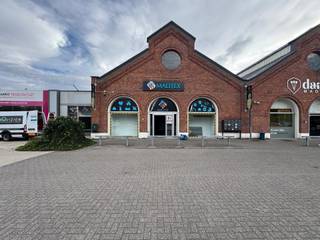 Showroom/baanwinkel te huur in Dendermonde langs de Zeelsebaan met vlotte ontsluiting naar E17. De showroom van 446 m² beschikt over een...