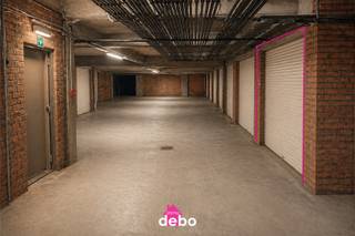 Middelkerke, garage gelegen in de Cyriel de Grootelaan, <br />Diepte: 6 m - Breedte: 2.80 m - Poortbreedte 2.40 m<br />De voertuigen mogen niet hoger zijn dan 1.90 m<br />Deze garage is ideaal gelegen in het hart van Middelkerke.  Dankzij de centrale ligging bent u snel te voet bij winkels, horeca en andere voorzieningen.<br /><br />Troeven<br />*Garage kan perfect afgesloten worden <br />*Makkelijk toegankelijk voor lage wagens<br />*Centrale ligging in Middelkerke<br />1)Stedenbouwkundige bestemming: Wg: Woongebied<br />2)Beschermd erfgoed: neen<br />3)Geïnventariseerd erfgoed: niet van toepassing<br />4) Overstromingsrapport: Het onroerend goed is gelegen in:<br />een afgebakend overstromingsgebied / een afgebakende oeverzone: neen<br />Een risicozone voor overstromingen:neen<br />een signaalgebied met bouwvrije opgave: neen<br /><br />Rechtstreeks van eigenaar : GSM eigenaar: 0494 045519<br />Prijs slechts 45.000 euro. Dit is een koopje. Afbieden niet van toepassing