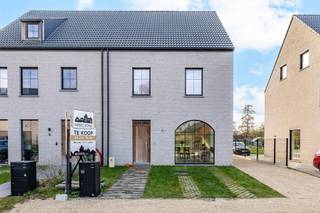 In een rustige, doodlopende straat in het geliefde Dilbeek bevindt zich deze quasi nieuwbouw ééngezinswoning (bouwjaar 2023). Deze...