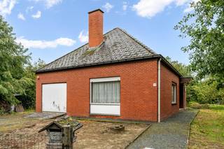 Op een uitstekende locatie te Bonheiden bevindt zich deze gelijkvloerse woning op een rustig gelegen perceel van 1643 m². U bevindt zich hier aan het einde van een doodlopende straat in een groene omgeving, toch vlakbij winkels, scholen en het openbaar vervoer. Tevens geniet u van een uitstekende bereikbaarheid vlakbij belangrijke invalswegen.<br /><br />We betreden de ruime woning via de inkomhal met vestiaire. De lichtrijke leefruimte met kachel kan u inrichten met een gezellige zithoek en een aparte eetplaats. Aangrenzend aan de leefruimte bevindt zich de keuken, voorzien van de voornaamste toestellen. Via de keuken bereiken we nog een ruime berging/inpandige garage, die u kunt gebruiken voor verschillende doeleinden. Van hieruit kan u de zolder en de aangelegde tuin betreden. De woning biedt ons verder toegang tot een apart toilet, een berging, een ruime slaapkamer en de badkamer, uitgerust met lavabo en douchebad. In de ruime tuin kunt u steeds in alle rust en privacy genieten van het mooie weer.<br /><br />U bent verplicht om deze woning binnen de 5 jaar na aankoop grondig energetisch te renoveren tot minimum EPC-label D. Daarnaast heeft u ook de mogelijkheid om de bestaande woning af te breken en het perceel aanwenden als bouwgrond.<br /><br />Dit is een uitstekende opportuniteit als u op zoek bent naar een gelijkvloerse woning met potentieel of bouwgrond in een prachtige groene omgeving te Bonheiden. Contacteer ons op +32 479/47.09.61 voor meer informatie of neem een kijkje op www.boonstravastgoed.be. <br /><br />Bijzonderheden:<br />- Perceel = 1643 m²<br />- Groene omgeving<br />- Gelijkvloerse woning