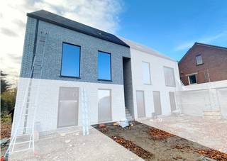 Ontdek dit prachtige nieuwbouwproject aan de Hogestraat, met vier stijlvolle en energiezuinige stapelwoningen. Deze duplexwoning biedt 3...