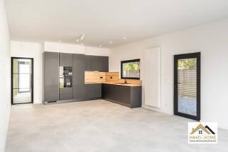 Deze volledige gerenoveerde woning met zonnepanelen is een perfecte buitenkans voor wie op zoek is naar een instapklare moderne woning, voorzien van alle moderne wooncomfort. De zwartmetalen voordeur zet meteen de trend : ze brengt je tot in een ruime inkomhal en een handige opbergruimte (met aansluitingen voor wasmachine). Via een tweede zwartmetalen glasdeur kom je tot in de zeer lichtrijke en volumineuze leefruimte met open keuken. Het aangename gevoel wordt gecreëerd door de combinatie van veel lichtinval en een verhoogd plafond. De keuken is uitgerust met alle moderne kookcomfort, en de tuin en het terras worden door het grote schuifraam ook visueel mooi met de living verbonden. Op de eerste verdieping vinden we een eerste heel ruime slaapkamer terug, net als een heel stijlvolle badkamer met zowel riante inloopdouche als ligbad. De verdieping erboven herbergt de twee volgende slaapkamers, en daarbovenop is er op de zolderverdieping nog ruimte voor een vierde slaapkamer. De tuin is volledig afgesloten, inclusief een stijlvol automatisch metalen poort. Het pand is zeer vlot bereikbaar, en gelegen op fietsafstand van het centrum van Gent. Op de oprit is er plaats voor meerdere wagens. Bezoekdag: 08/08: Inschrijven via mail naar tommy@immo-home.be, geen telefonische inschrijvingen! Volg ons op Fb en Insta. Voor meer info: www.immo-home.be. GRATIS SCHATTING & GRATIS FINANCIEEL ADVIES