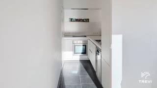 <p><b><span>SCHAARBEEK – Ideaal gelegen in de gegeerde mediawijk, in de directe nabijheid van winkels, uitvalswegen en openbaar vervoer, lichtrijk appartement van ±105m² bewoonbare oppervlakte gelegen op de 3e verdieping. Het appartement bestaat uit een inkomhal met apart toilet en vestiaire, een ruime woonkamer van ±36m² met toegang tot een aangenaam oost-georiënteerd terras van ±7m², en een open ingerichte leefkeuken (oven, kookplaat, dampkap, koelkast/vriezer, aansluiting voor vaatwasser) met toegang tot een wasruimte. De nachthal leidt naar een eerste slaapkamer van ±14,5m², een tweede slaapkamer van ±9,5m² die eveneens toegang biedt tot het terras van ±7m², een bureau van ±7m² met een eigen klein terras van ±2m², een douchekamer (douche, wastafel) en een badkamer (bad, wastafel). Kelder en parking inbegrepen in de huurprijs. Lasten van € 200/maand bestaande uit een vaste kost van € 100/maand (gemeenschappelijke delen) en een provisie van € 100/maand (warm water, verwarming). EPC B+! Beschikbaar vanaf 01/01/2027. Afmetingen worden ter indicatie gegeven.</span></b></p>
<p><span> </span></p>
<p><u><span>Op de 3e verdieping:</span></u></p>
<ul>
<li>Inkomhal met apart toilet en vestiaire</li>
<li><span>Woonkamer van ±36m² (4,89 x 7,4) met toegang tot oost-georiënteerd terras van ±7m²</span></li>
<li><span>Open leefkeuken ingericht (oven, kookplaat, dampkap, koelkast/vriezer, aansluiting vaatwasser) met toegang tot wasruimte</span></li>
<li>Nachthal</li>
<li>Slaapkamer van ±14,5m² (4 x 3,58)</li>
<li><span>Slaapkamer van ±9,5m² (2,4 x 3,86) met toegang tot terras van ±7m²</span></li>
<li><span>Bureau van ±7m² (3,3 x 2,1) met terras van ±2m²</span></li>
<li>Douchekamer (douche, wastafel)</li>
<li>Badkamer (bad, wastafel)</li>
</ul>
<p></p>
<p>Kelder nr. 35</p>
<p><span>Parking nr. 15 inbegrepen in de huurprijs</span></p>
<p><span> </span></p>
<p><span>Lasten van € 200/maand waarvan vaste kost van € 100/maand (gemeenschappelijke delen) & provisie van € 100/maand (warm water, verwarming)</span></p>
<p><span> </span></p>
<p><span>EPC B+.</span></p>
<p><span> </span></p>
<p><span>Beschikbaar vanaf 01/01/2027.</span></p>
<p><span> </span></p>
<p><span>Afmetingen worden ter indicatie gegeven.</span></p>