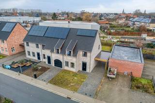 Landelijke halfopen nieuwbouwwoning op 310m2 met westelijke tuin, grote oprit en carport. Op het gelijkvloers is er een inkom met gastentoilet, een ruime en lichtrijke woonkamer met open keuken en praktische berg/wasplaats. Op de eerste verdieping zijn er 3 slaapkamers, een dressing en een badkamer met bad en douche. De praktische zolder is toegankelijk met volwaardige trap. zo kan u deze gebruiken als bureau, 4 de slaapkamer of praktische extra berging. de woning is volledig af en onmiddellijk instapklaar. Bezoekje? 0497 588 888 of contact@huysmanbouw.be