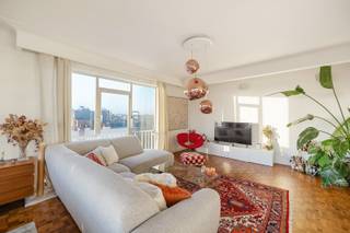 <br /><strong>Gemeubeld</strong> hoekappartement met prachtig uitzicht aan de Mechelsesteenweg. Op zoek naar een lichtrijk en instapklaar appartement op een toplocatie? Dit gemeubelde hoekappartement op de 9de verdieping van een goed onderhouden gebouw biedt comfort, stijl en een adembenemend uitzicht over de stad.  Vlakbij winkels, openbaar vervoer, restaurants en op korte afstand van het stadscentrum. Dankzij de hoekligging geniet je de hele dag van veel natuurlijk licht. De inrichting is modern en gezellig.<br /><br /><strong>Indeling:</strong> Inkomhal met gastentoilet. Ruime living met grote ramen en panoramisch zicht, volledig ingerichte keuken met alle toestellen en ontbijttoog. Aansluitend een klein terrasje. Hoofdslaapkamer met terras en dressing, 2de slaapkamer ingericht als burokamer, badkamer met inloopdouche en dubbele lavabo. Bergingkast met wasmachine en droogkast.<br /><br /><strong>Bijzonderheden:</strong>
<ul>
	<li>Alg. kosten 275 EUR/maand incl. verwarming en water.</li>
	<li>Beschikbaar vanaf 1 februari</li>
</ul>
<br />Schrijf je in via www.metropoolvastgoed.be voor een bezoekmoment.