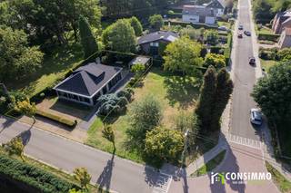 Bent u op zoek naar een woning op een <strong>bijzonder gegeerde locatie in Bokrijk</strong>, met veel ruimte én mogelijkheden om ze volledig naar eigen smaak vorm te geven? Deze vrijstaande woning aan de <strong>Aspergerijstraat 11 in Genk</strong> combineert een uitstekende ligging met een interessante indeling waarbij het belangrijkste woonprogramma zich reeds op het gelijkvloers bevindt. Met drie gelijkvloerse slaapkamers en een ruime zolderverdieping die verder kan worden ingericht, biedt deze woning heel wat potentieel voor zowel vandaag als de toekomst.<br /><br /><strong>Indeling</strong><br />Via de inkomhal betreden we de woning en bereiken we de woonkamer, met aansluitend de eetkamer en keuken. Verder beschikt het gelijkvloers over een praktische berging, een afzonderlijk toilet en de badkamer.<br /><br />Een belangrijke troef is dat er zich op het gelijkvloers maar liefst <strong>drie slaapkamers</strong> bevinden. Hierdoor kan de woning perfect functioneren als een gelijkvloerse woning, terwijl de bovenverdieping tegelijkertijd nog heel wat uitbreidingsmogelijkheden biedt.<br /><br />Via de vaste trap bereiken we namelijk de ruime zolderverdieping. Momenteel treffen we hier één grote kamer, die als vierde slaapkamer kan worden gebruikt, en bijkomende opslagruimte. Dankzij de beschikbare oppervlakte kan deze verdieping bij een renovatie volledig worden herbekeken en bijvoorbeeld worden ingericht met <strong>meerdere extra slaapkamers, een bureau, hobbyruimte of speelkamer</strong>. Ideaal voor wie vandaag gelijkvloers wil wonen, maar tegelijk voldoende ruimte en flexibiliteit voor de toekomst wenst.<br /><br />Daarnaast beschikt de woning over een praktische kelderberging.<br /><br />Buiten geniet u van een terras en een eigen tuin waar u in alle rust kunt vertoeven. Ook een afzonderlijke <strong>garagebox</strong> is aanwezig.<br /><br /><strong>Technische informatie</strong><br />De woning dient opgeknapt en energetisch gerenoveerd te worden, maar biedt juist daardoor bijzonder veel mogelijkheden om het geheel volledig af te stemmen op de eigen woonwensen en hedendaags comfort. Het pand beschikt momenteel over een <strong>EPC-label F</strong> en is onderhevig aan de renovatieverplichting. De combinatie van de bestaande gelijkvloerse indeling, de ruime zolderverdieping en het vrijstaande karakter vormt een uitstekende basis voor een grondige renovatie.<br /><br /><strong>Buurtinformatie</strong><br /><strong>De ligging in Bokrijk vormt zonder twijfel één van de absolute troeven van deze woning.</strong> De Aspergerijstraat is rustig gelegen in een bijzonder geliefde en groene omgeving van Genk, terwijl u tegelijkertijd geniet van een uitgebreid aanbod aan voorzieningen in de directe omgeving.<br />Voor natuurliefhebbers is de ligging bijzonder aantrekkelijk. Het uitgestrekte <strong>Domein Bokrijk</strong> ligt vlakbij en biedt tal van mogelijkheden om te wandelen, fietsen en ontspannen. Ook natuurgebied <strong>De Maten</strong> bevindt zich praktisch om de hoek. Daarnaast zijn er in de directe omgeving verschillende sport- en recreatiemogelijkheden aanwezig.<br /><br />Ook voor gezinnen is deze locatie bijzonder praktisch. <strong>Zowel basisonderwijs als secundair onderwijs bevinden zich op wandel- en fietsafstand</strong> en ook het openbaar vervoer is vlot bereikbaar. Dagelijkse verplaatsingen naar school, sport of andere activiteiten kunnen hierdoor gemakkelijk zonder wagen gebeuren.<br />Voor winkels en andere dagelijkse voorzieningen hoeft u evenmin ver te rijden. Langs de nabijgelegen <strong>Hasseltweg</strong> vindt u een ruim aanbod aan supermarkten, handelszaken, horeca en andere faciliteiten. Bovendien geniet u hier van een <strong>uitstekende verbinding richting Genk, Diepenbeek, Zonhoven en Hasselt</strong>, waardoor de woning ook voor woon-werkverkeer bijzonder gunstig gelegen is.<br /><br />Een bijzonder complete woonomgeving waar <strong>rust, natuur, onderwijs, sport en bereikbaarheid</strong> mooi samenkomen. U woont hier in het gegeerde Bokrijk, met alles wat een gezin dagelijks nodig heeft binnen handbereik en met prachtige natuur- en recreatiegebieden in de onmiddellijke omgeving.<br /><br />Bent u op zoek naar een <strong>vrijstaande woning met gelijkvloers wooncomfort én een topligging in Bokrijk</strong>?<br />Contacteer ons via <strong>089 69 30 01</strong> of <strong>info@consimmo.be</strong> voor meer informatie of een bezoek ter plaatse. <strong>Bekijk ook de virtuele tour op onze website </strong><strong>www.consimmo.be</strong><strong>.</strong>