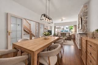 p zoek naar een ruime, energiezuinige gezinswoning met tal van mogelijkheden in een aangename buurt van Wilrijk? Dan is deze woning zeker een bezoek waard.<br /><br />Bij aankomst geniet je meteen van het comfort van een brede oprit met plaats voor twee wagens én een ruime garage, zodat parkeren altijd eenvoudig en zorgeloos verloopt.<br /><br />Binnen word je verwelkomd in een verrassend ruime woning, ideaal voor grote gezinnen of wie graag extra ruimte heeft. Een woning die moeiteloos meegroeit met jouw toekomstplannen.

<p>Ook op vlak van energie scoort deze woning uitstekend. Dankzij de recente dak- en gevelisolatie, vernieuwde ramen, zonnepanelen en een nieuwe verwarmingsketel geniet je van een aangenaam wooncomfort én een lagere energiefactuur.</p>

<p>Gelegen op een vlot bereikbare locatie in Wilrijk, met winkels, scholen, openbaar vervoer en belangrijke invalswegen in de nabije omgeving, combineert deze woning ruimte, comfort en een gunstige ligging.</p>
Belangrijkste ruimtes:<br />• Royale inkomhal<br />• Inpandige garage met automatische poort<br />• Vier slaapkamers<br />• Twee badkamers met douche, toilet en wastafel in meubel<br />• Lichtrijke woonkamer<br />• Ingerichte keuken<br />• Zolder met vaste trap én potentieel voor 2 à 3 extra slaapkamers<br />• Zonnige tuin (40 m²)<br /><br />Troeven:<br />• Rustige straat met uitstekende bereikbaarheid en nabij centrum Wilrijk<br />• Vier volwaardige slaapkamers met mogelijkheid tot uitbreiding<br />• Energiezuinige woning<br />• Airco<br /><br />Neem vandaag nog contact op met je ERA-makelaar voor een bezoek. JOUW DROOMHUIS. ZO GEVONDEN!