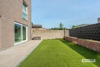 Dit moderne en instapklare appartement bevindt zich in de recente residentie Spuikom II (bouwjaar 2017) te Bredene.<br />Het appartement is gelegen op het gelijkvloers en beschikt over een groot terras met tuin van 57 m².<br />Indeling: inkomhal, grote woonkamer met open keuken (met modern kookeiland en voorzien van alle toestellen), praktische berging met aansluiting voor wasmachine, badkamer met dubbel lavabomeubel en inloopdouche, apart toilet met lavabo en 2 volwaardige slaapkamers (11 m² en 16,5 m²) die beiden toegang bieden tot de mooie tuin. In het gebouw bevindt zich een gemeenschappelijke fietsenberging.<br />Het appartement is zeer energiezuinig (EPC A), asbestvrij en de elektrische installatie is conform!<br />Gezien zijn praktische indeling, grote ruimtes en gunstige ligging vlakbij winkels, openbaar vervoer en de Spuikom, is dit appartement zowel geschikt als vaste woonst, tweede verblijf of als investering!<br />Kom snel de vele troeven van dit stijlvolle appartement ontdekken!
