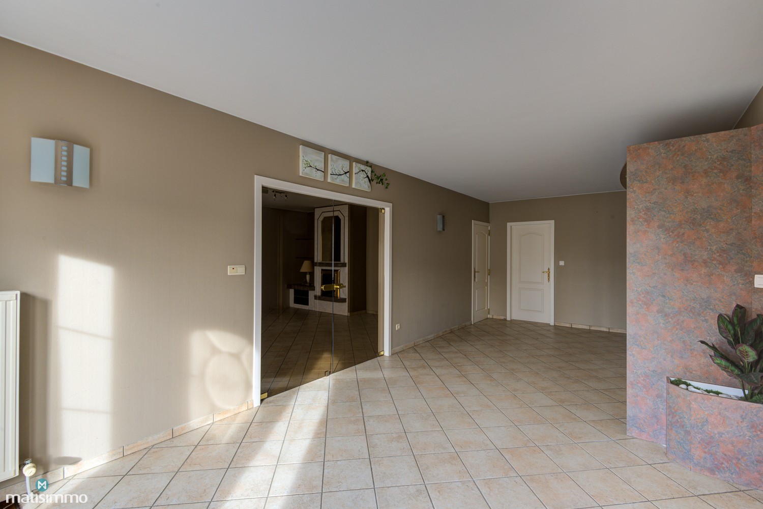 UITZONDERLIJK RUIME WONING MET 5 SLAAPKAMERS EN ONDERHOUDSVRIENDELIJKE TUIN TE MOPERTINGEN - foto 3