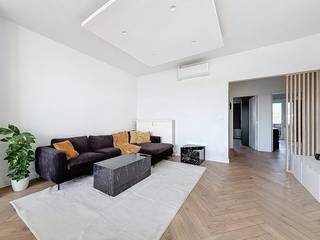 Appartement gelegen op de tweede verdieping (zonder lift):- inkomhal- leefruimte op visgraat laminaatvloer met open keuken en veel lichtinval- open keuken met mat zwarte fronten voorzien van oven, microgolf, spoelbal gasfornuis, ijskast, vaatwasser en voldoende kastruimte- volledig gerenoveerde badkamer voorzien van inloopdouche, enkele spoelbak en aansluiting voor wasmachine/droogkast- twee slaapkamers voorzien van ingemaakte kasten (10-14 m²)- terrasBijzonderheden:- extra berging beneden- slim verlichtingssysteem voorzien- gemeenschappelijke kosten 15 euro/maand- EPC E, nieuw EPC in opmaak- kleinschalig gebouw, slechts één buur- beschikbaar per 15/03